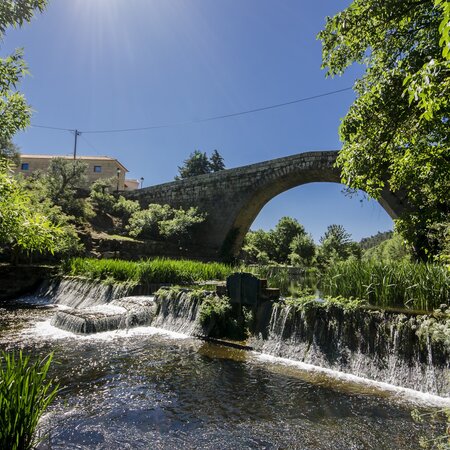 Ponte antiga de teor românico