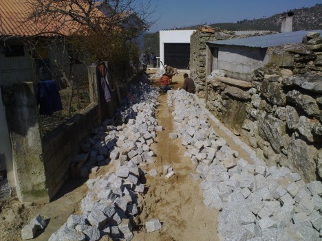 Colocação de infra-estruturas novas de águas e saneamento no bairro Octávio Cruz