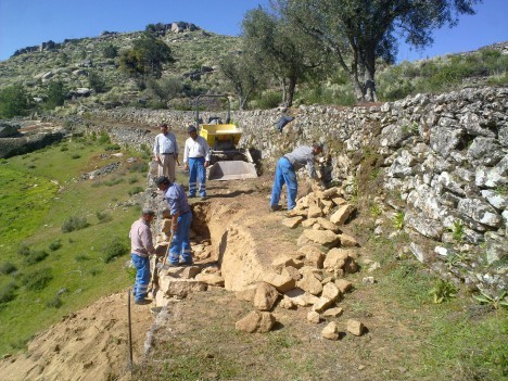 Construção de muro junto ao cemitério - ANTES