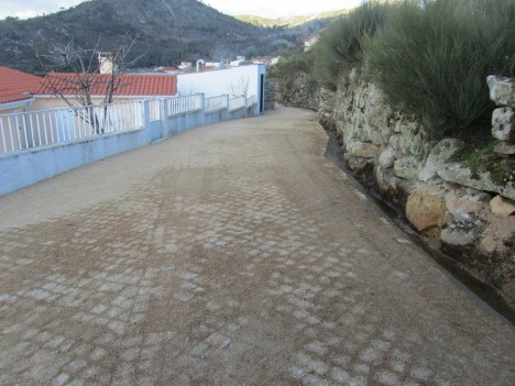 Calcetamento na rua de acesso ao bairro Octávio Cruz - OBRAS