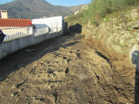 Construção de muro para alargamento da rua no Enviadouro - ANTES