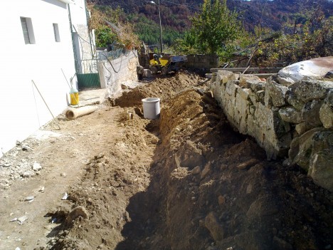 Colocação de infra-estruturas novas de águas, saneamento e calcetamento na rua da Lampaça - ANTES