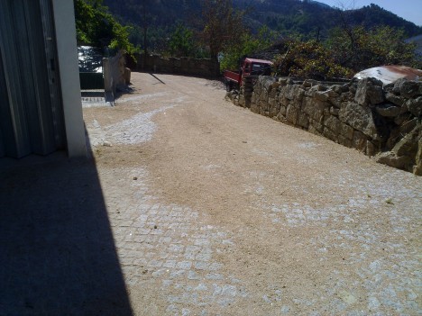 Colocação de infra-estruturas novas de águas, saneamento e calcetamento na rua da Lampaça - OBRAS