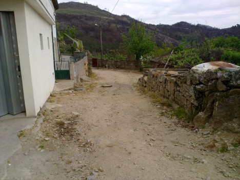 Colocação de infra-estruturas de águas pluviais e asfaltamento na Rua do Vale - OBRAS