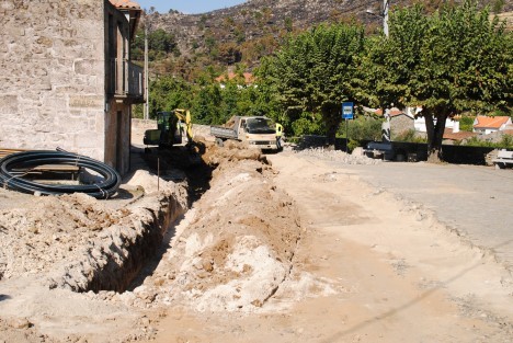 Requalificação da Av. António Silva, construção de passeios e colocação de infra-estruturas novas...