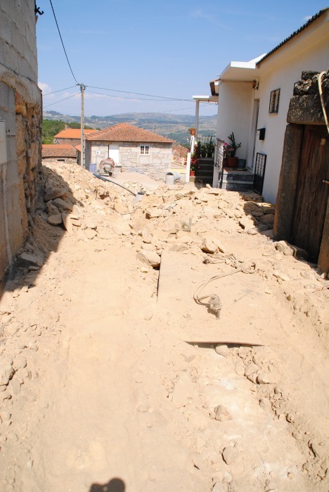 Colocação de infra-estruturas na Travessa da Estrada - OBRAS