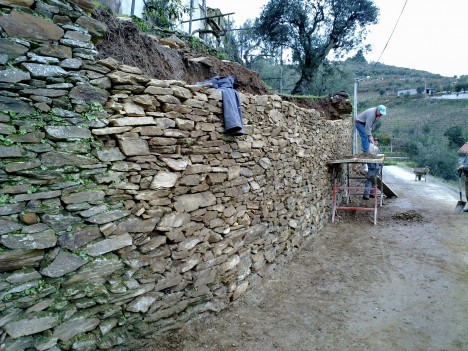 Construção de muro no lugar de Maria Vaz