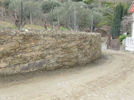 Construção de muro de suporte e alargamento no Bairro da Paz - DEPOIS
