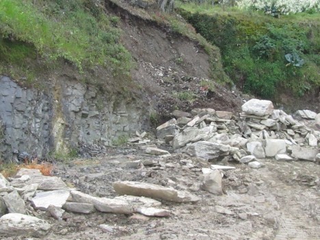 Construção de muro de suporte e alargamento no Bairro da Paz - ANTES