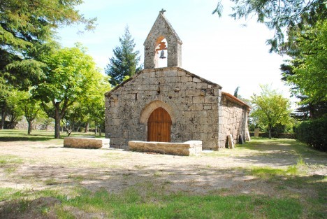 Colocação de lajeado na igreja, melhoramento da entrada e colocação de lona no altar exterior