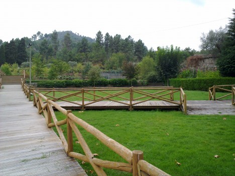 Manutenção dos jardins na Praia Fluvial