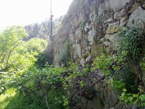 Reconstrução do muro no acesso ao povo de baixo - ANTES