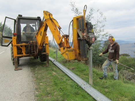 Colocação de rails na estrada de Tabuaço para Vale de Figueira