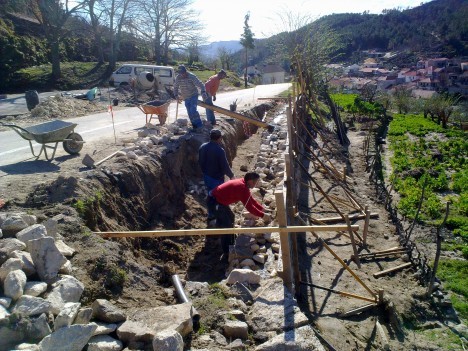Construção de muro de suporte junto à estrada - OBRAS