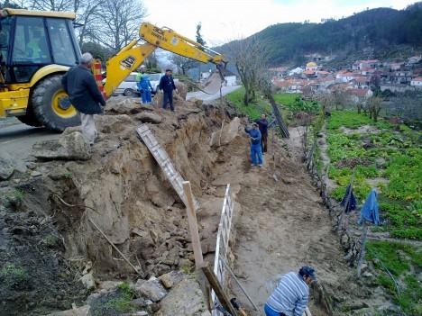 Construção de muro de suporte junto à estrada - ANTES