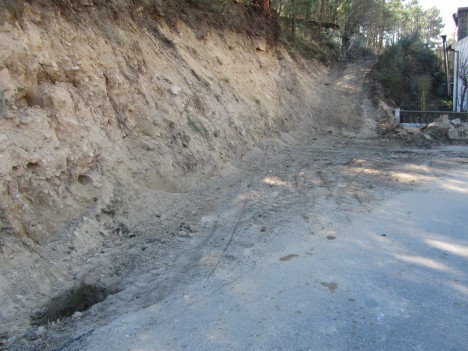 Construção de muros na entrada da freguesia e colocação de nicho para transferência de local da c...