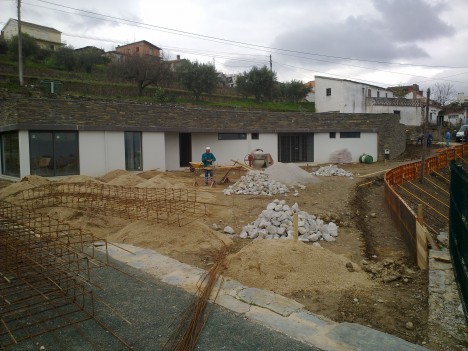 Calcetamento da encolvente do polidesportivo - OBRAS