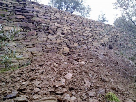 Reconstrução de muro de xisto no caminho da Corte