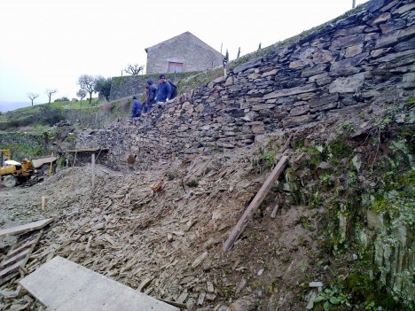 Reconstrução de muro de xisto no caminho do Seixo