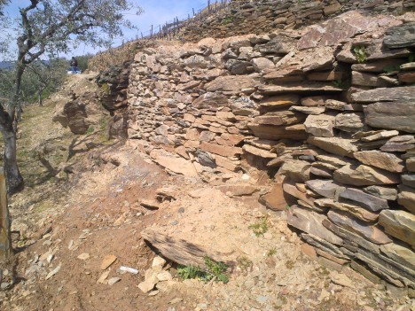 Reconstrução de muro de xisto no caminho do Panascal