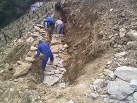 Reconstrução de muro de xisto no caminho do Pessegueiro