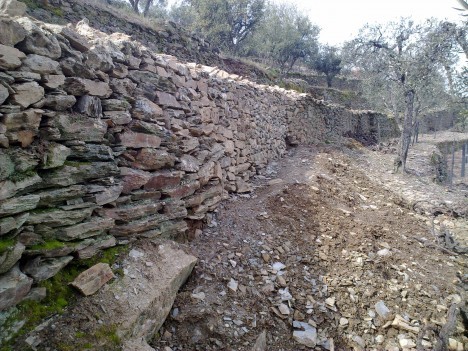 Reconstrução de muro de xisto no caminho do Vale da Tábua