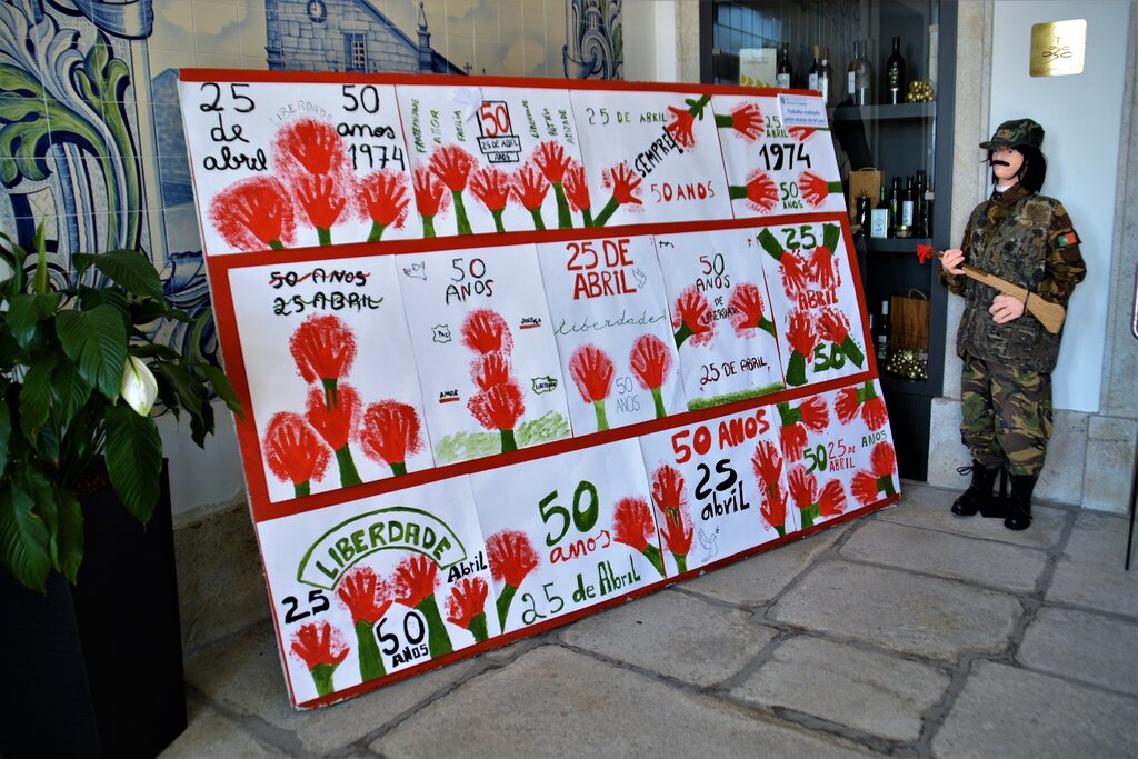 ABRIL EM EXPOSIÇÃO