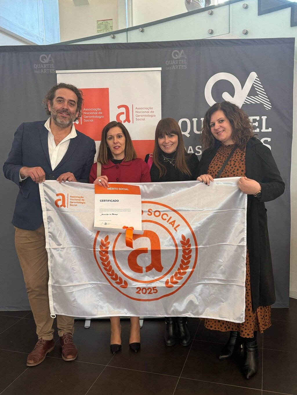 CÂMARA MUNICIPAL DE TABUAÇO RECEBE BANDEIRA DE MÉRITO SOCIAL