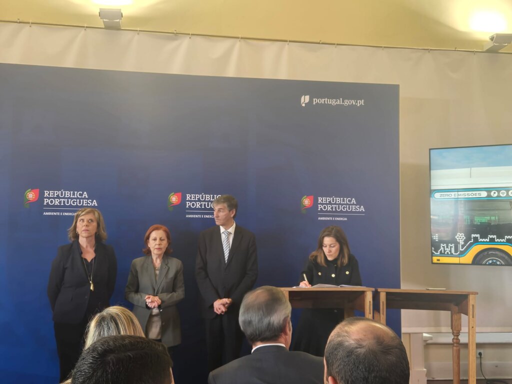 MUNICÍPIO DE TABUAÇO ASSINA CONTRATO DE FINANCIAMENTO PARA AQUISIÇÃO DE AUTOCARRO ELÉTRICO E POST...