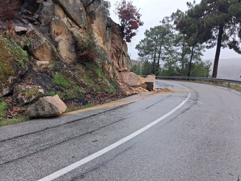 REMOÇÃO DE DERROCADAS NAS ESTRADAS MUUNICIPAIS DO CONCELHO