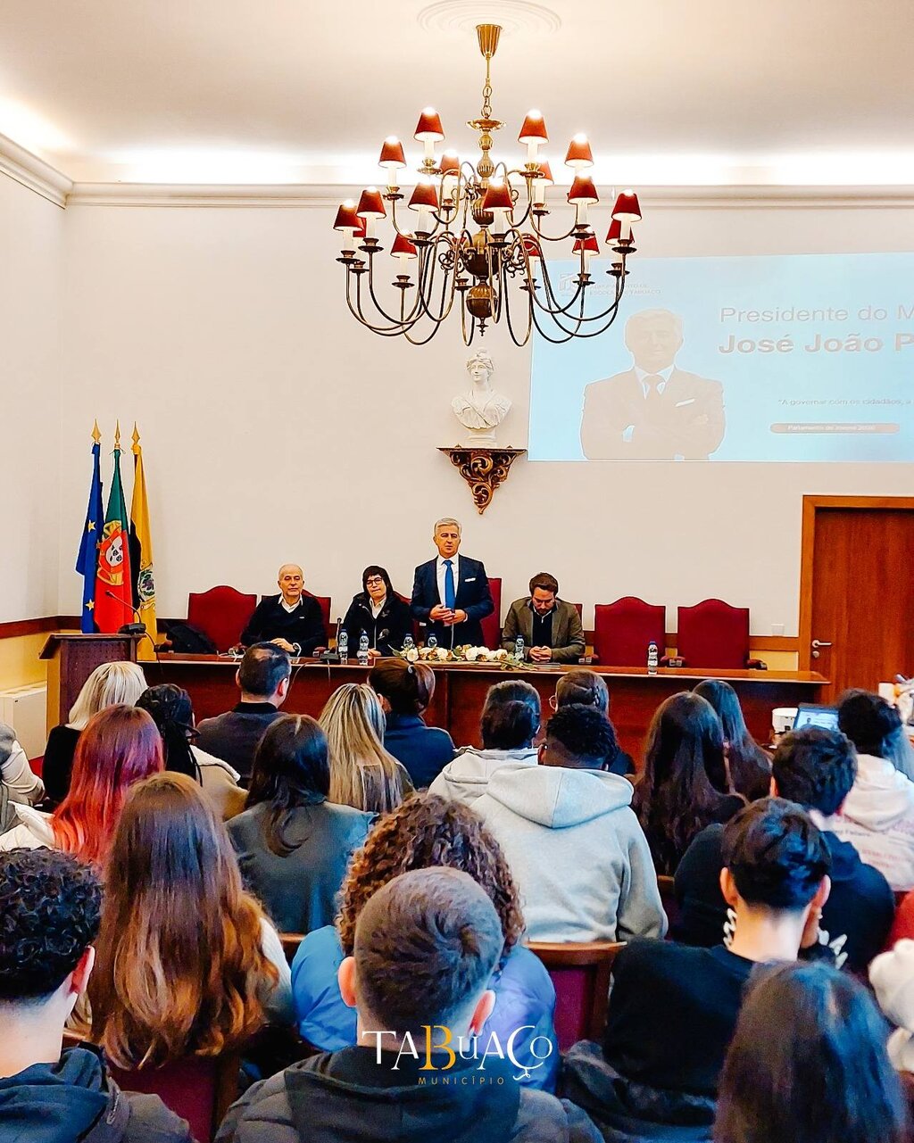 CÂMARA MUNICIPAL DE TABUAÇO ACOLHE PARLAMENTO DOS JOVENS