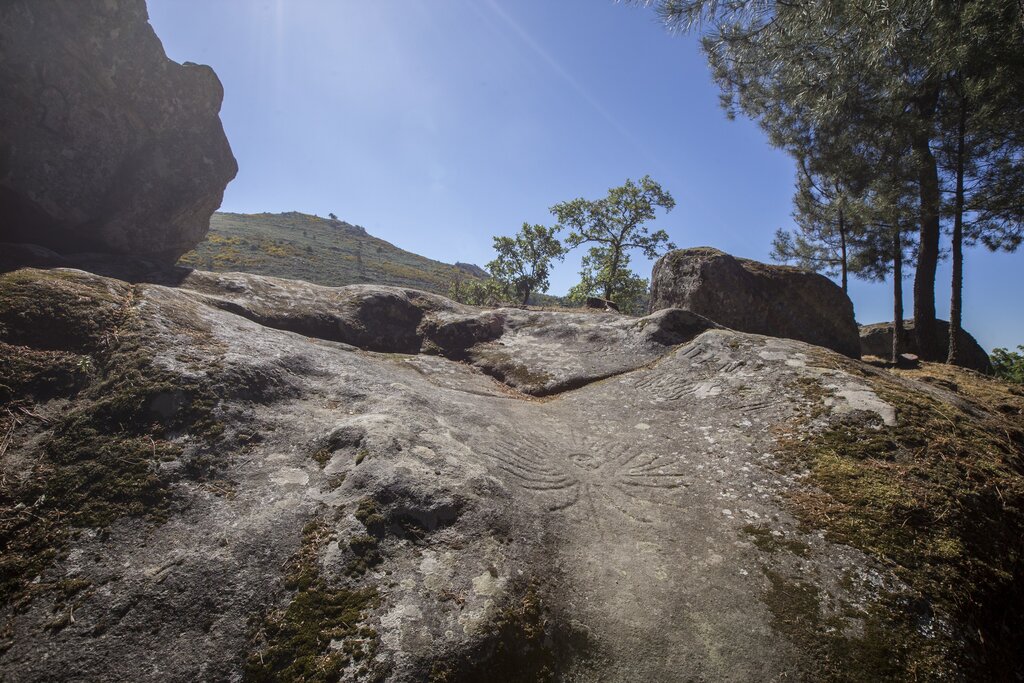 Gravuras Rupestres do Penedo das Pombas_Tabuaço